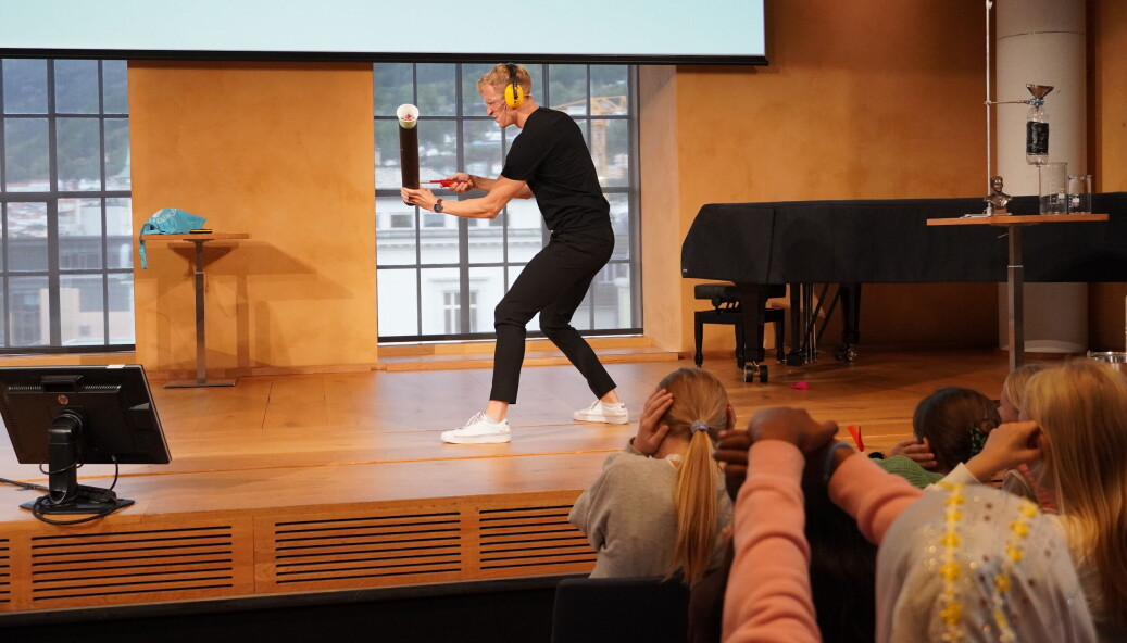Roe Lauvås jr var årets konfransier på Barneuniversitetet. Her viser han et stort godterismell for elevene. Roe Lauvås jr var årets konfransier på Barneuniversitetet. Her viser han et stort godterismell for elevene.