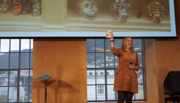 Cecilie Gjerde engasjerte med hodeskalle. Cecilie Gjerde engasjerte med hodeskalle.