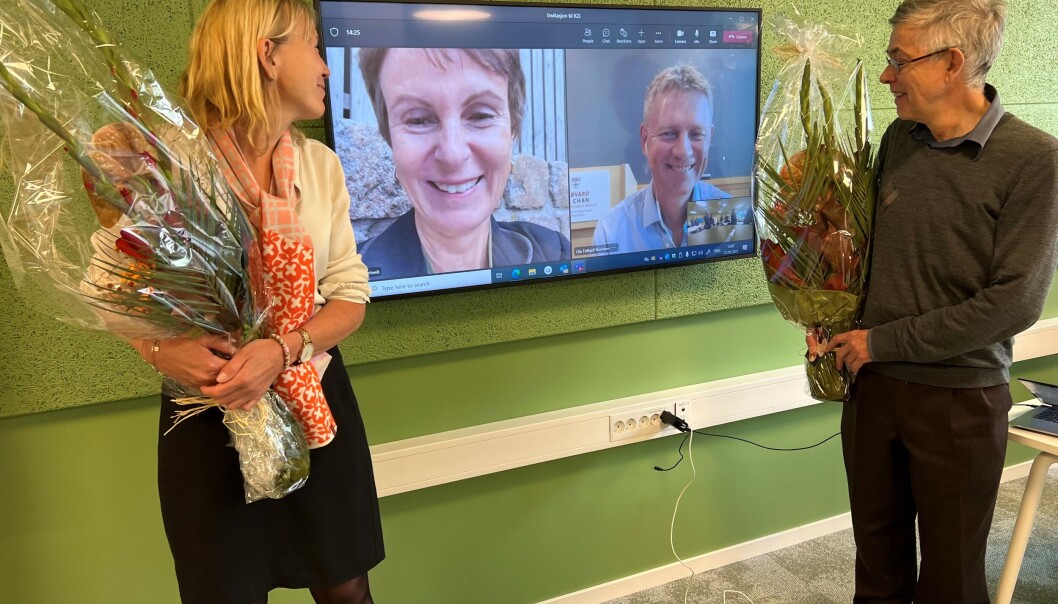 SFF-markering for Bergen Centre for Ethics and Priority Setting in Health, ved Det medisinske fakultet. Senterlederne Ole Frithjof Norheim og Guri Rørtveit på skjerm flankert av UiB-rektor Margareth Hagen og dekan Per Bakke SFF-markering for Bergen Centre for Ethics and Priority Setting in Health, ved Det medisinske fakultet. Senterlederne Ole Frithjof Norheim og Guri Rørtveit på skjerm flankert av UiB-rektor Margareth Hagen og dekan Per Bakke
