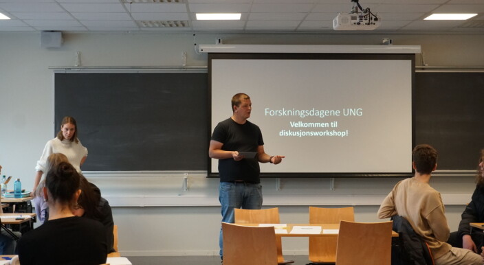 Christian Lomsdalen ønsker elevene velkommen. Christian Lomsdalen ønsker elevene velkommen.