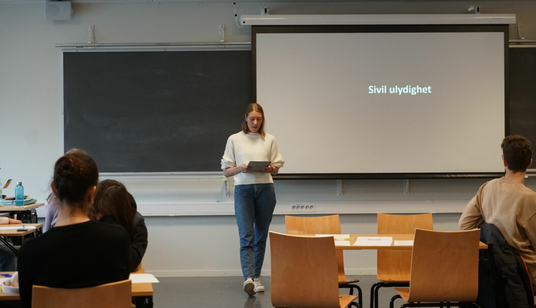 Ida Vikøren Andersen snakker med elevene om sivil ulydighet.