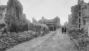 Smørsallmenningen i ruiner etter bybrannen i 1916.