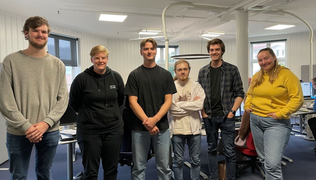 Studentmedarbeiderne på IT-avdelingen. Fra venstre: Kaspar Tvedt Moberg, Hrafnhildur 'Osk Sverrisdottir, Thomas Thunes, Sondre Bergsvåg Risanger, Eirik Djupvik Skjerve og Ayla Aune. Ikke på bilde: Jonas Lund Qvigstad Studentmedarbeiderne på IT-avdelingen. Fra venstre: Kaspar Tvedt Moberg, Hrafnhildur 'Osk Sverrisdottir, Thomas Thunes, Sondre Bergsvåg Risanger, Eirik Djupvik Skjerve og Ayla Aune. Ikke på bilde: Jonas Lund Qvigstad