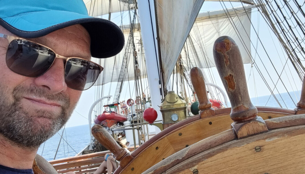 Øyvind Fiksen ved roret på Statsraad Lehmkuhl under seilasen i Stillehavet nyleg. Fiksen er professor i biologisk oseanografi og visedekan for den marine satsinga. Øyvind Fiksen ved roret på Statsraad Lehmkuhl under seilasen i Stillehavet nyleg. Fiksen er professor i biologisk oseanografi og visedekan for den marine satsinga.