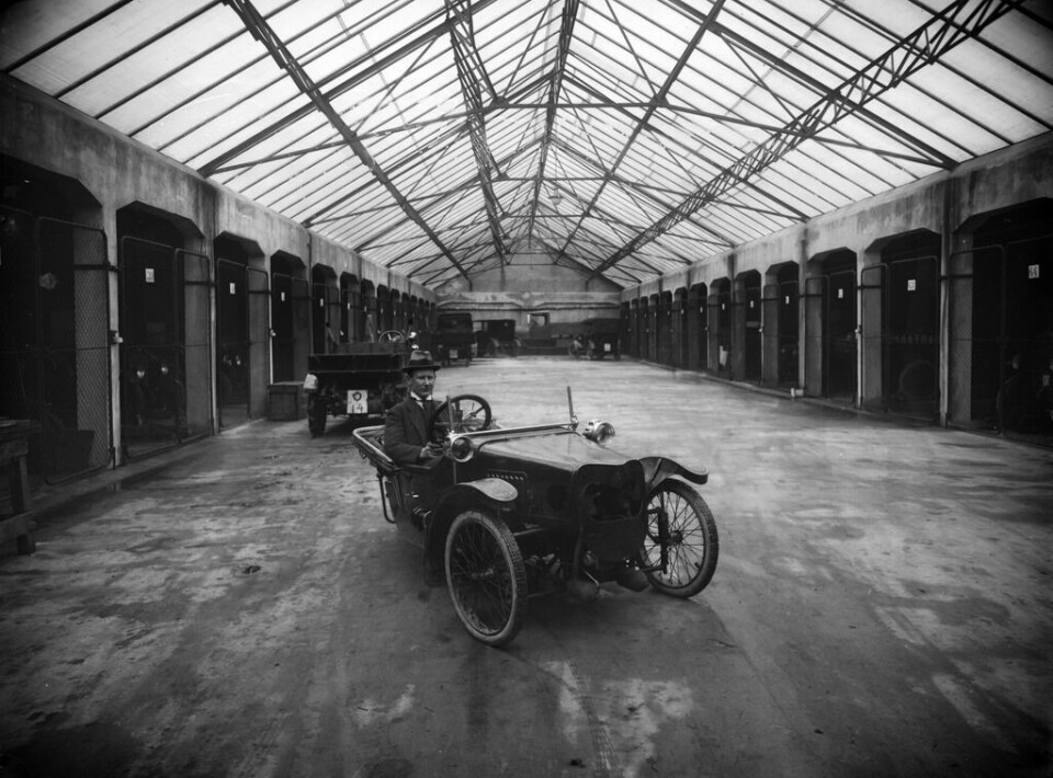 Interiør fra garasjen til Garage-kompagniet A/S, 1918-1920. Foto: Atelier KK, Billedsamlingen, Universitetsbiblioteket. (ubb-kk-n-183-019)