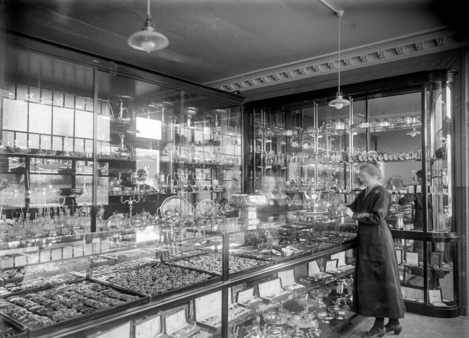 Torvet 1. K. Hestenes Gullsmedforretning, 1918-1922. Foto: Atelier KK, Billedsamlingen, Universitetsbiblioteket. (ubb-kk-n-175-014)