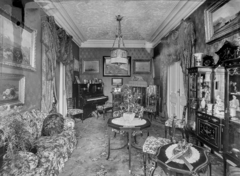Interiør, stue fra Villaveien 10, 1920-1922. Foto: Atelier KK, Billedsamlingen, Universitetsbiblioteket. (ubb-kk-n-251-067)