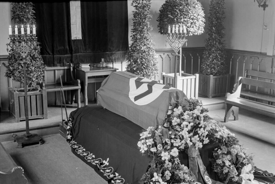 Begravelse i Møllendal kapell. Oppdragsgiver: Tysk konsulat. 1940-1945. Foto: Atelier KK, Billedsamlingen, Universitetsbiblioteket. (ubb-kk-n-408-074)