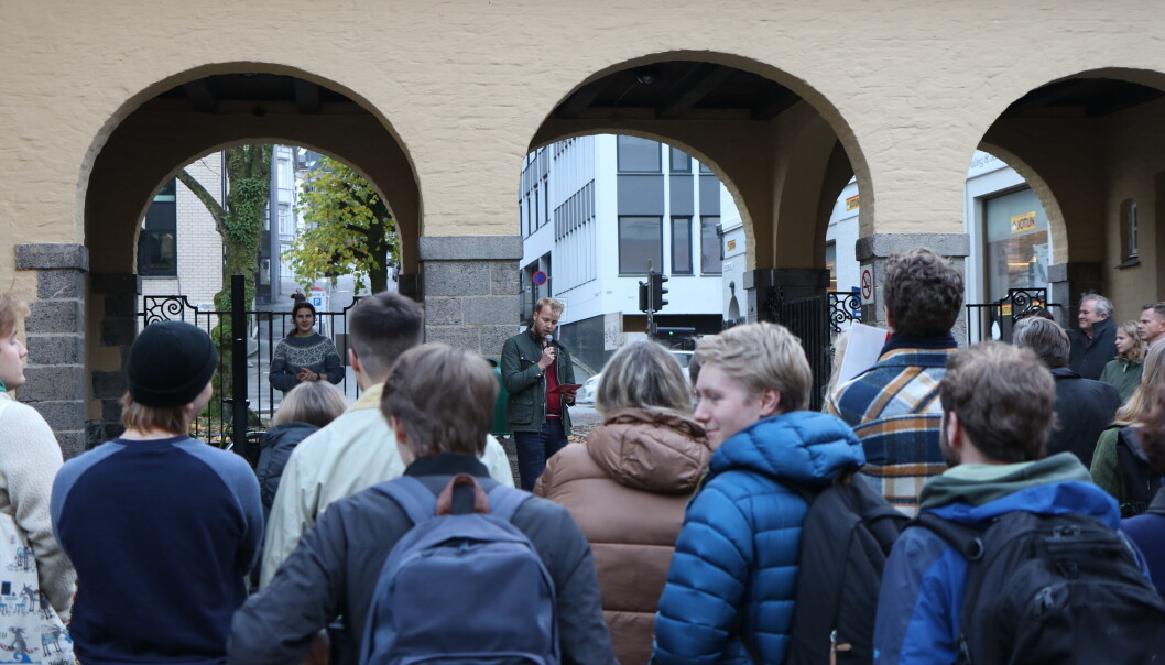 Leder av Studentparlamentet, Aksel Haukom, roste studentmiljøet på Griegakademiet, for å trosse utfordringene og skape en god studiehverdag. - Vi skylder dem et bedre læringsmiljø, sa han, Leder av Studentparlamentet, Aksel Haukom, roste studentmiljøet på Griegakademiet, for å trosse utfordringene og skape en god studiehverdag. - Vi skylder dem et bedre læringsmiljø, sa han,