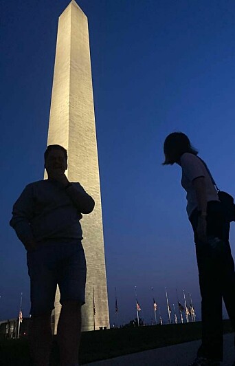 Karoline (t.h.), Karl og Ingrid på sightseeing tur til Washington-monumentet. Det ruvende ikoniske tårnet, som man ofte forbinder med denne byen, er 169 meter høyt. En flott panoramautsikt kan nytes fra toppen!