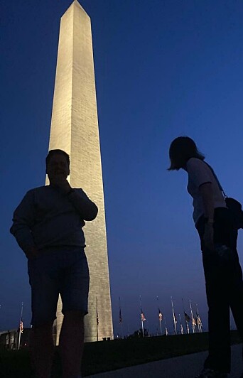 Karoline (t.h.), Karl og Ingrid på sightseeing tur til Washington-monumentet. Det ruvende ikoniske tårnet, som man ofte forbinder med denne byen, er 169 meter høyt. En flott panoramautsikt kan nytes fra toppen! Karoline (t.h.), Karl og Ingrid på sightseeing tur til Washington-monumentet. Det ruvende ikoniske tårnet, som man ofte forbinder med denne byen, er 169 meter høyt. En flott panoramautsikt kan nytes fra toppen!