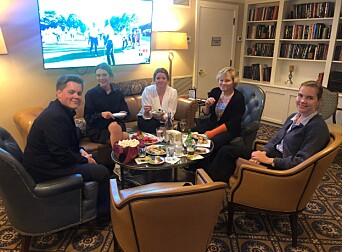 På Capitol Hill Club, også kalt Republican Club, nyter vi fingermat og drinks i godt selskap med republikanske Kongressmedlemmer. Her kan man overhøre interessante politiske diskusjoner fra nabobordene, og se kjente politiske skikkelser. På Capitol Hill Club, også kalt Republican Club, nyter vi fingermat og drinks i godt selskap med republikanske Kongressmedlemmer. Her kan man overhøre interessante politiske diskusjoner fra nabobordene, og se kjente politiske skikkelser.