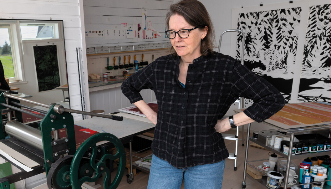 Kunstner og professor Annette Kierulf i atelieret sitt. Kunstner og professor Annette Kierulf i atelieret sitt.