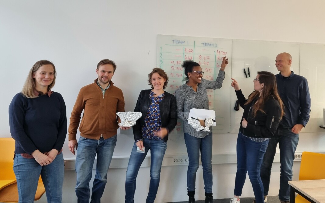 TMS-kandidatene testet innovasjonsevnen og tverrfaglig samarbeid med båtkappløp med selvbygde båter på workshopen som var en del av innovasjonsdagen. her er fra venstre Mali Husby Rosnes, Konrad Tywoniuk, Suzette Flantua, Salwa Suliman, Carla Alvarez Rivas og Karl M. Laundal. TMS-kandidatene testet innovasjonsevnen og tverrfaglig samarbeid med båtkappløp med selvbygde båter på workshopen som var en del av innovasjonsdagen. her er fra venstre Mali Husby Rosnes, Konrad Tywoniuk, Suzette Flantua, Salwa Suliman, Carla Alvarez Rivas og Karl M. Laundal.