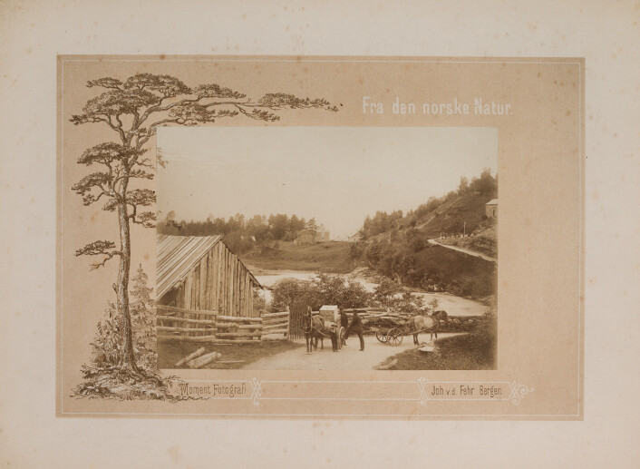 UBB-BS-FOL-01638-001: Landskapsbilde på albuminpapir, montert på en dekorert papplate. Ca. 1890. Foto: Johan von der Fehr. UBB-BS-FOL-01638-001: Landskapsbilde på albuminpapir, montert på en dekorert papplate. Ca. 1890. Foto: Johan von der Fehr.