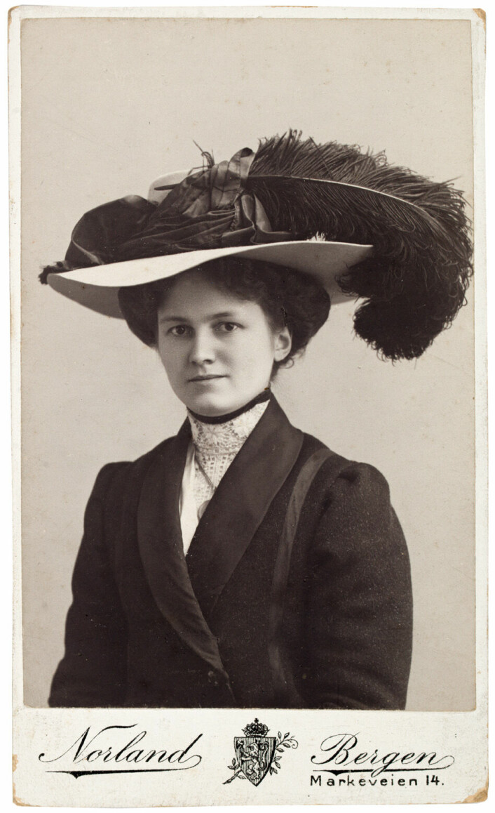 UBB-BROS-10176: Carte-de-visite portrett av en ukjent kvinne. Ca. 1900. Foto: Selmer Malvin Norland.