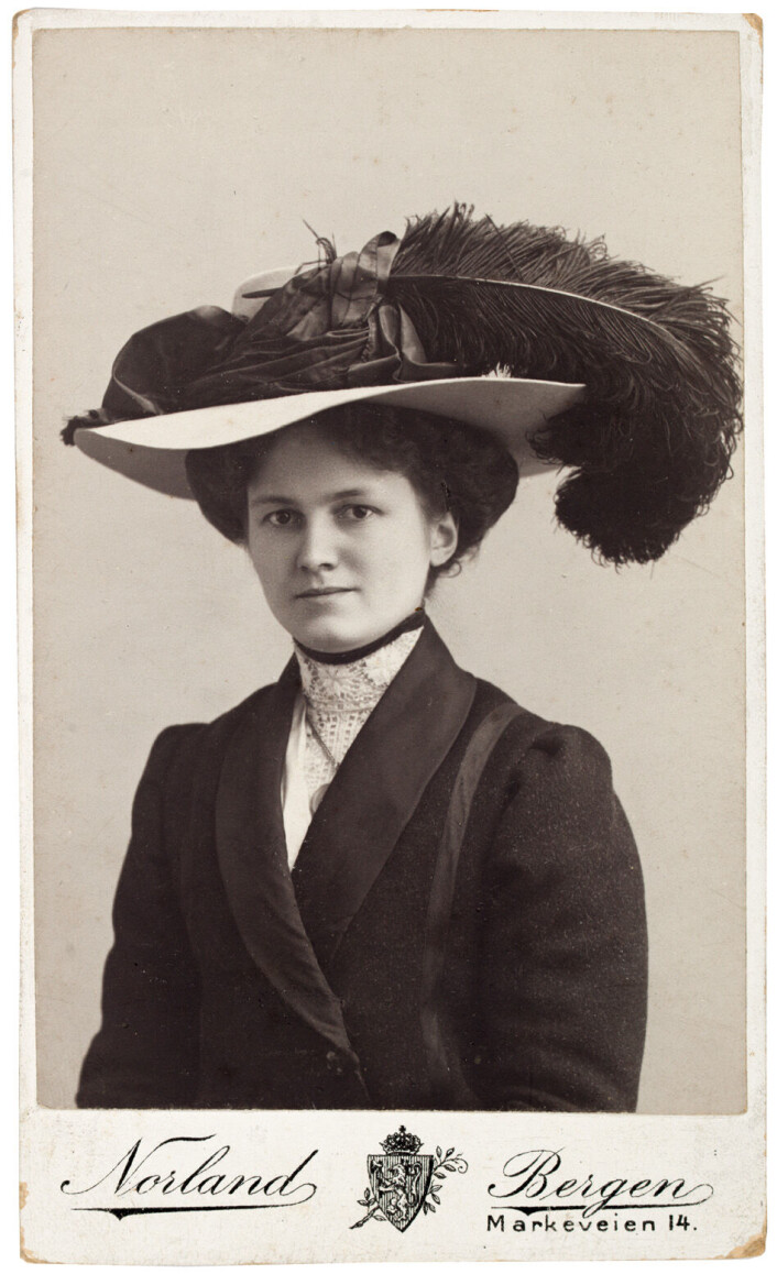 UBB-BROS-10176: Carte-de-visite portrett av en ukjent kvinne. Ca. 1900. Foto: Selmer Malvin Norland. UBB-BROS-10176: Carte-de-visite portrett av en ukjent kvinne. Ca. 1900. Foto: Selmer Malvin Norland.