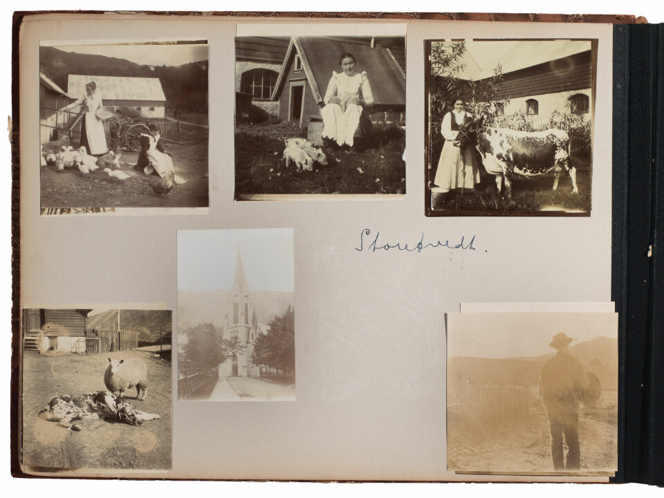 UBB-BS-FOL-02028: Fotoalbum skapt av Hildegard Martens. Side med bilder fra Storetveit gård. 1900-1905