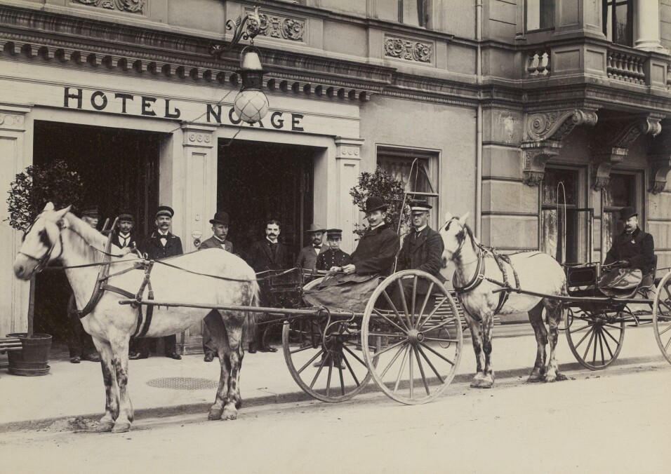 Standsmessig kjøretøy utenfor Hotel Norge, ca 1900.