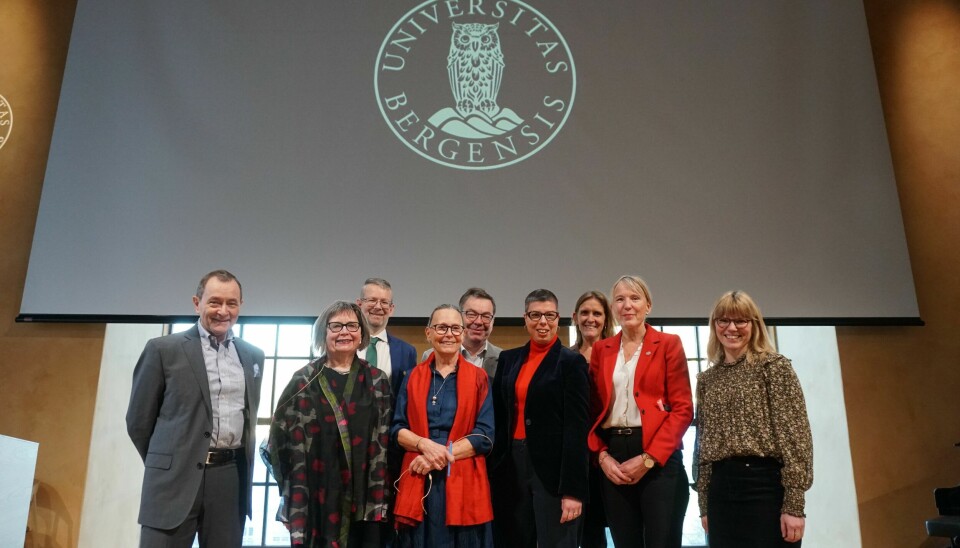 Fredag 9. desember ble jubileumsverket lansert. Her er forfatterne sammen med UiB-rektor Margareth Hagen.