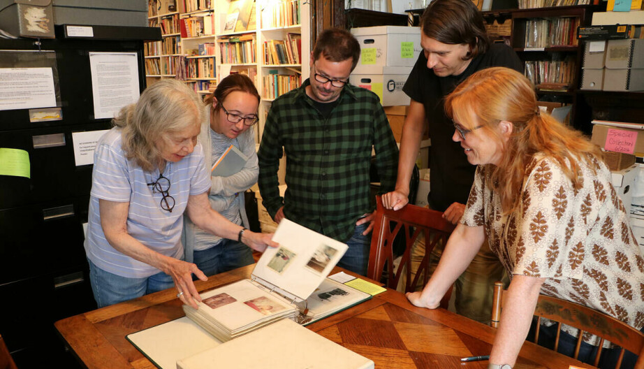 Et annet nytt felt er skeiv historie – som i Bergen inkluderer Skeivt arkiv, opprettet i 2015. Bildet viser noen av initiativtagerne til arkivet (Runar Jordåen i midten bak, Tone Hellesund foran til venstre)på studiebesøk hos Lesbian Herstory Archives i New York.