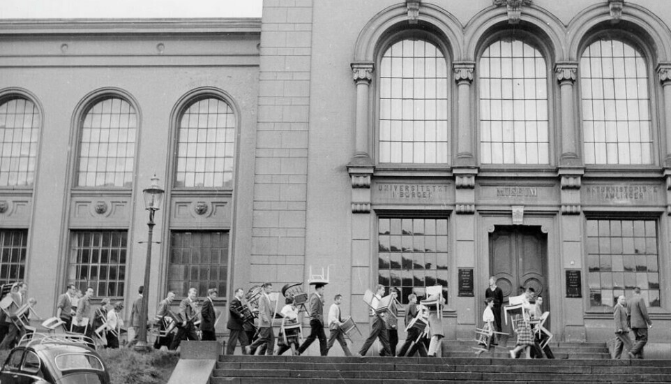 Studentene på vei fra Bergen Museum til det nye Universitetsbiblioteket i 1961.