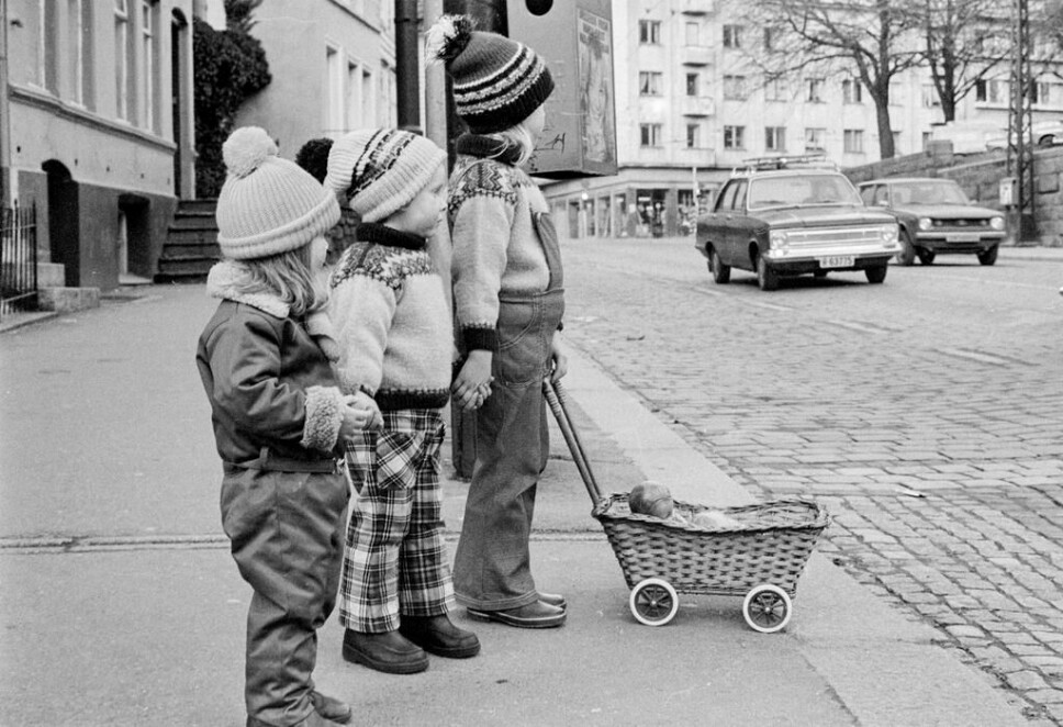 Ingvild, Anita og Åse skal krysse Teatergaten, 1975 (ubb-sg-001-031a).