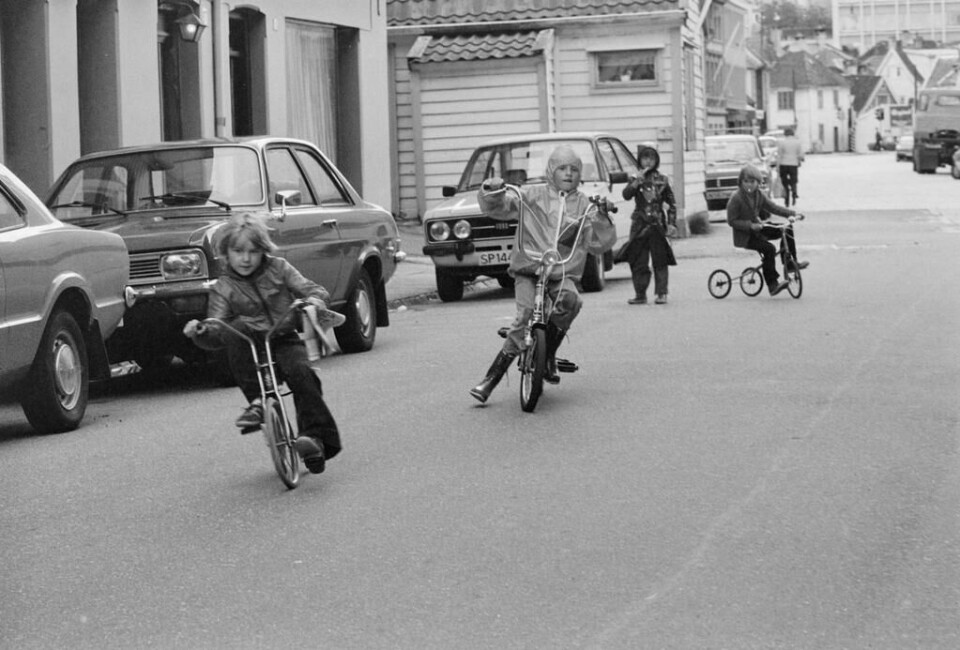 Gutter på Apache sykkel i race, Nøstegaten, 1978. Foto: Solveig Greve, Billedsamlingen, Universitetsbiblioteket. (ubb-sg-002-034)
