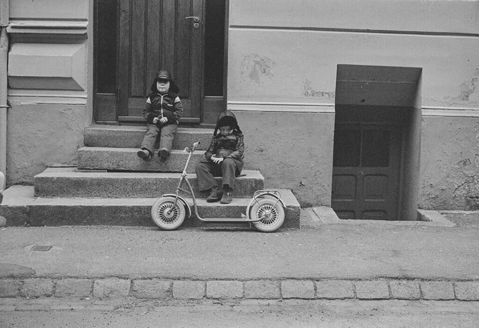 Gutter med løpehjul, 1973. Foto: Solveig Greve, Billedsamlingen, Universitetsbiblioteket. (ubb-sg-007-032)