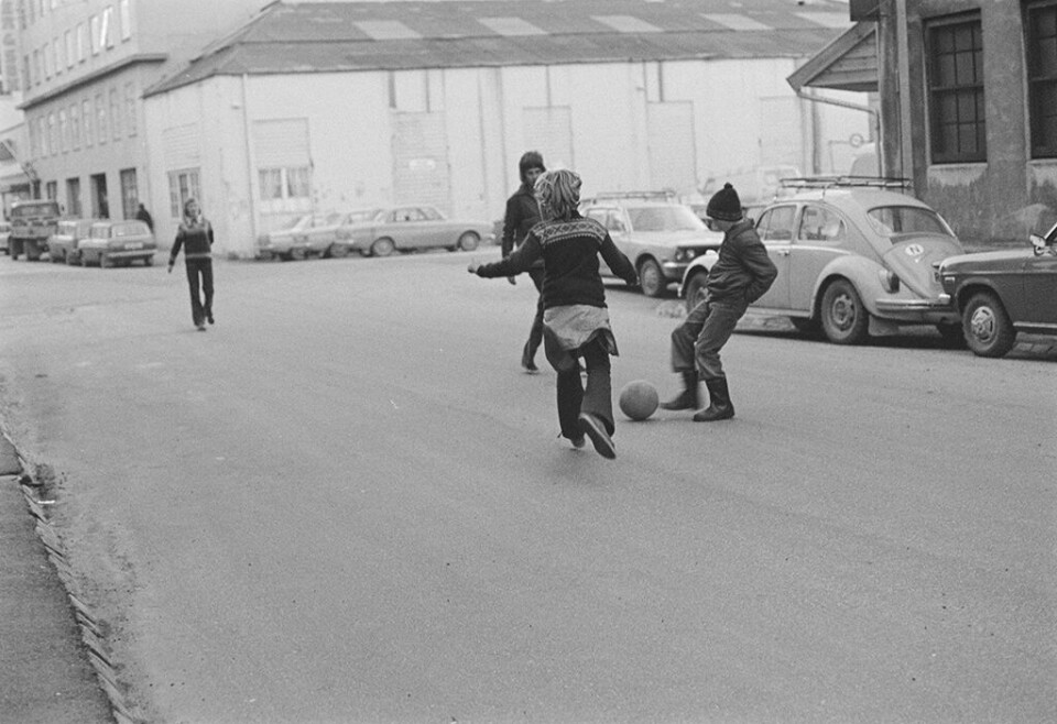 Gatefotball i Nøstegaten, 1973. Foto: Solveig Greve, Billedsamlingen, Universitetsbiblioteket. (ubb-sg-007-010)