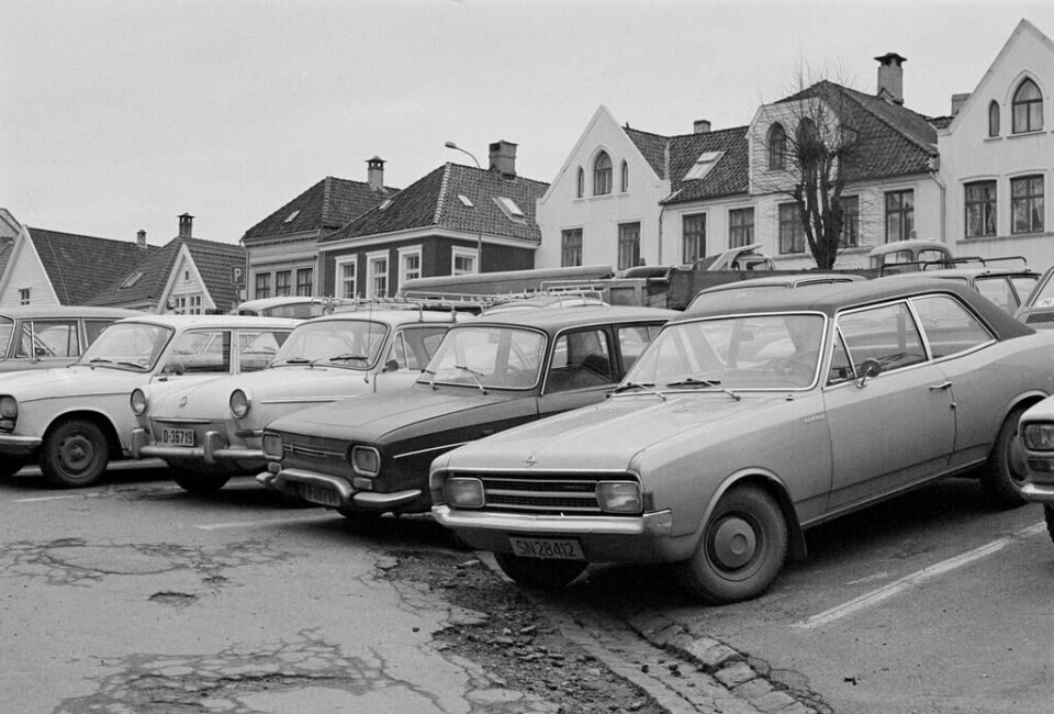 Parkering på Klosteret, 1974. Foto: Solveig Greve, Billedsamlingen, Universitetsbiblioteket. (ubb-sg-004-028)
