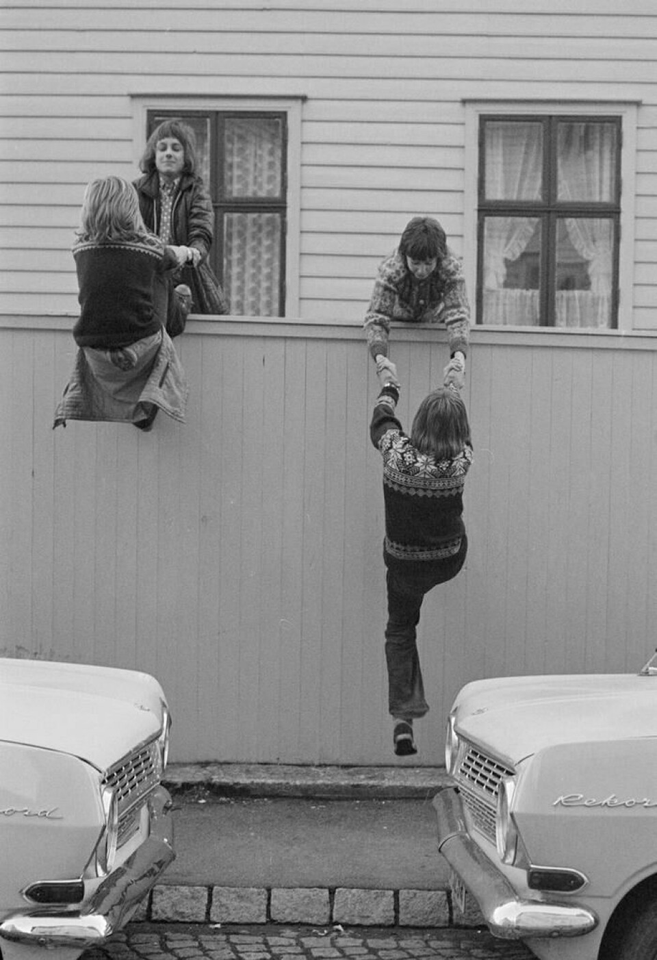 Gutter klatrer på gjerdet, 1974. Foto: Solveig Greve, Billedsamlingen, Universitetsbiblioteket. (ubb-sg-005-025)