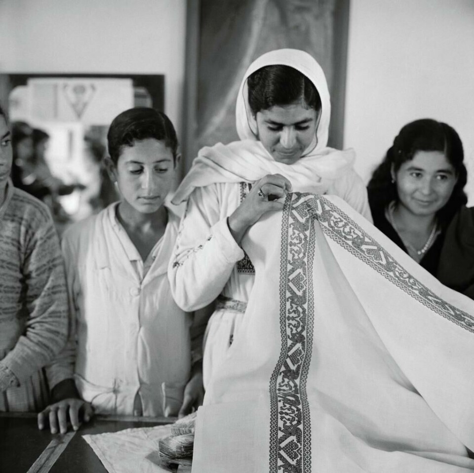 FN i Gaza. Mai 1957. Brodering ved Fundamental Education Centre - Maghazi Women. Foto: Jørgen Grinde (ubb-jg-n-0315-12).