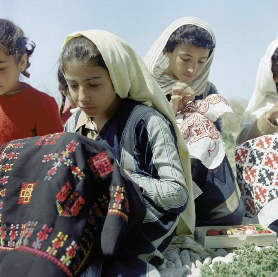 FN i Gaza. April/mai 1957. Arbeid med tekstiler på Gazastripen. Foto: Jørgen Grinde (ubb-jg-n-0413-01).