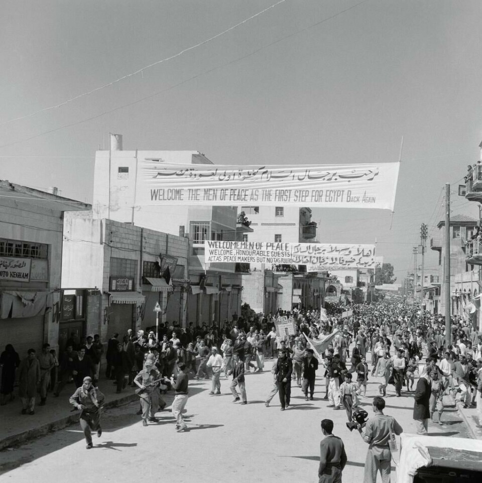 Gaza by. Mars 1957. Demonstrasjon i forbindelse med at UNEF-styrkene overtok Gaza etter Suezkrisen. Foto: Jørgen Grinde (ubb-jg-n-0245-01).