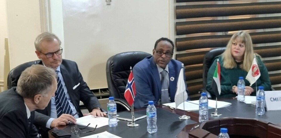 Fra venstre: Ambassaderåd Johan Kristian Meyer, ambassadør Endre Stiansen, rektor ved University of Khartoum, Prof. Imadeldin E. Aradaib og prosjektleder Liv Tønnessen, CMI.