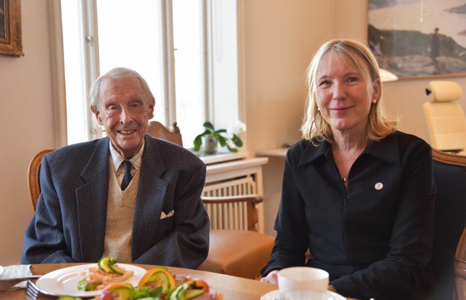 Kjell Skarsten gikk på UiBs aller første medisinkull og er Bergens første utdannede lege. Hundreåringen ble feiret på rektor Margareth Hagens kontor denne uken.