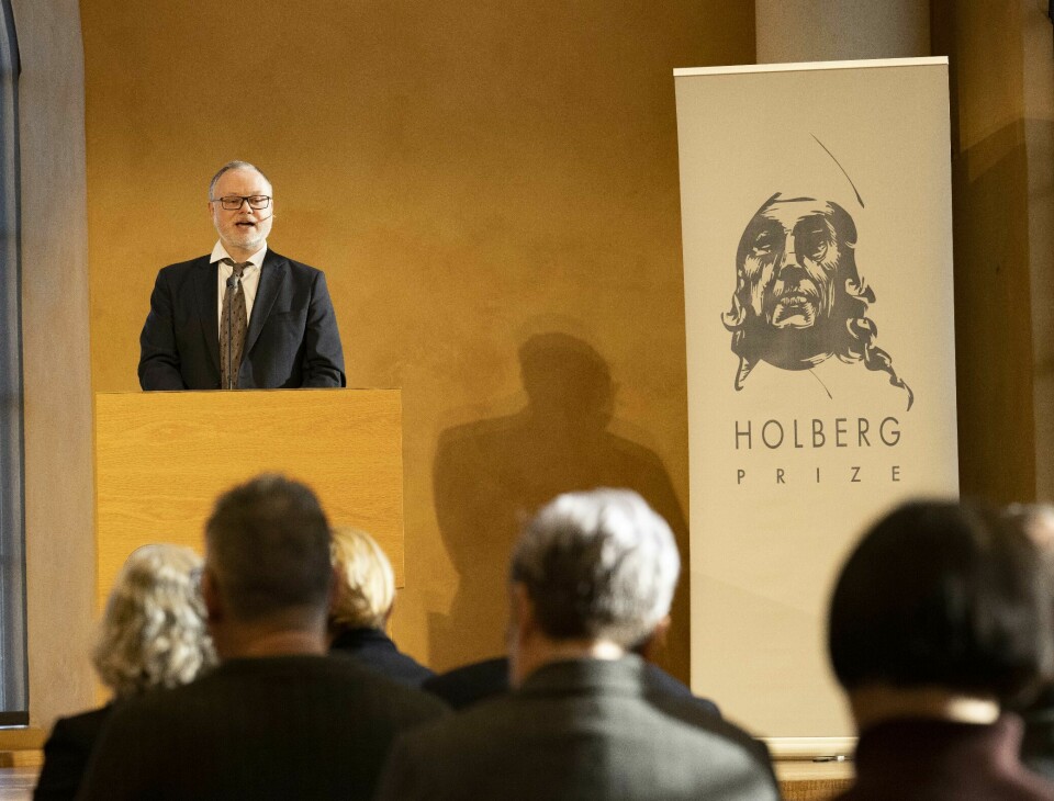 Bjørn Enge Bertelsen taler i Universitetsaulaen under utdelingen av prisen 14. mars.