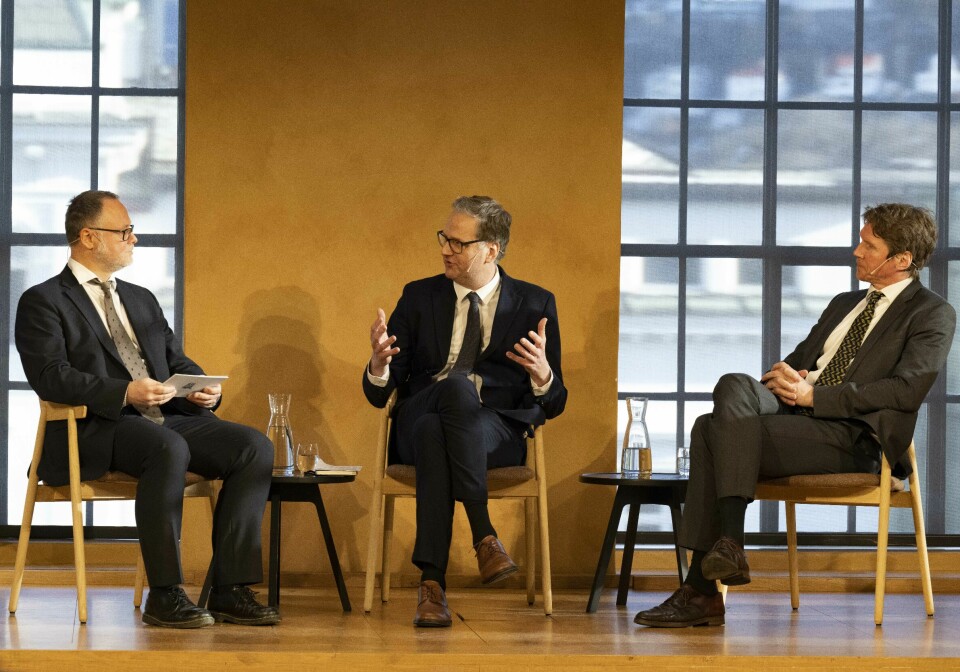 Fra venste: Bjørn Enge Bertelsen, Håvard Haarstad og Jørgen Magnus Sejersted i samtale under kunngjøringen av prisvinnerne i Universitetsaulaen.