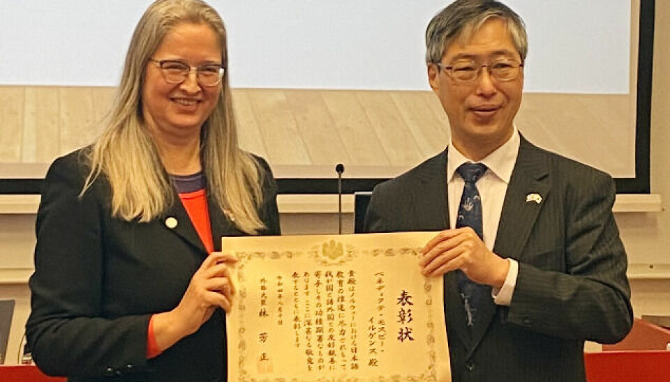 Benedicte Mosby Irgens mottok nylig pris for sin mangeårige innsats med å fremme japansk språk og kultur i Norge. Her sammen med Hajime Matsumura ved Japans ambassade.