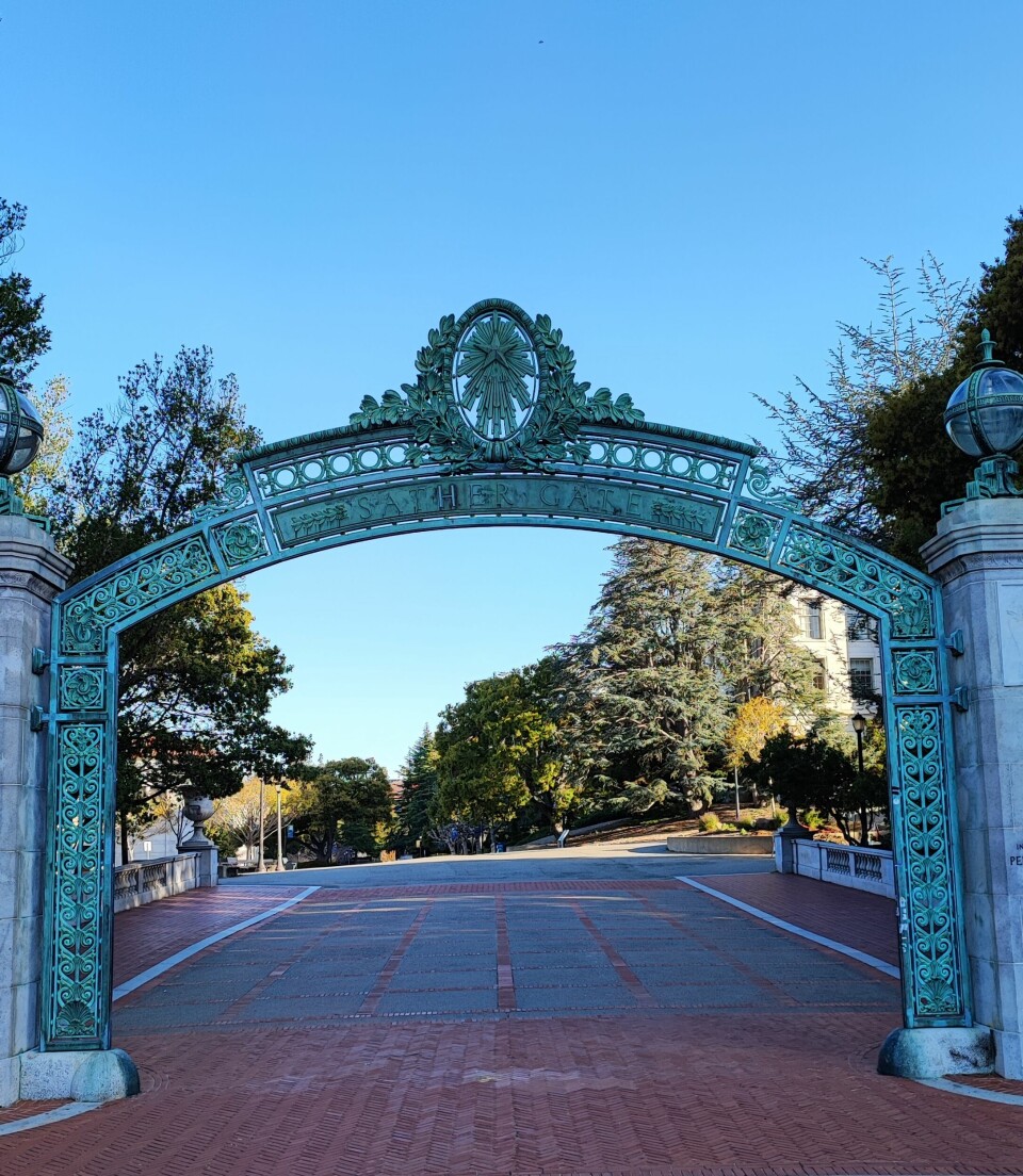 Foto av inngangsportalen til University of California, Berkeley: Sather Gate. Oppført i 1910 av midler donert av Peder Sathers enke, Jane Krom Read, med John Galen Howard som arkitekt.