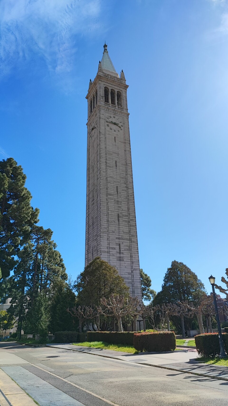 Foto av Campanilen, Sather Tower på University of California, Berkeleys campus. Oppført i 1914-15 av midler donert av Jane Krom Read. Arkitekten var ennå engang John Galen Howard.