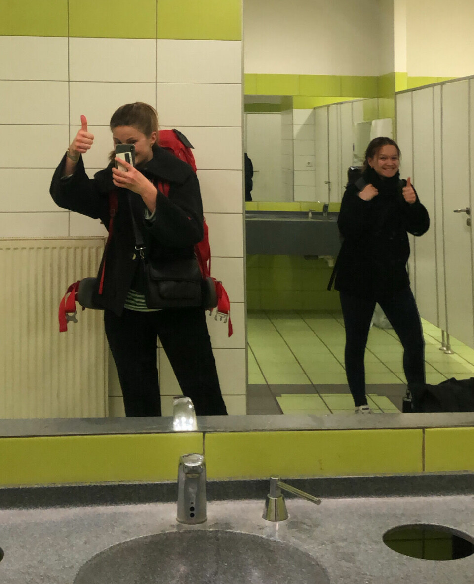 Josefine Gjerde og Emma Nystad Næss på togstasjonen i Praha.