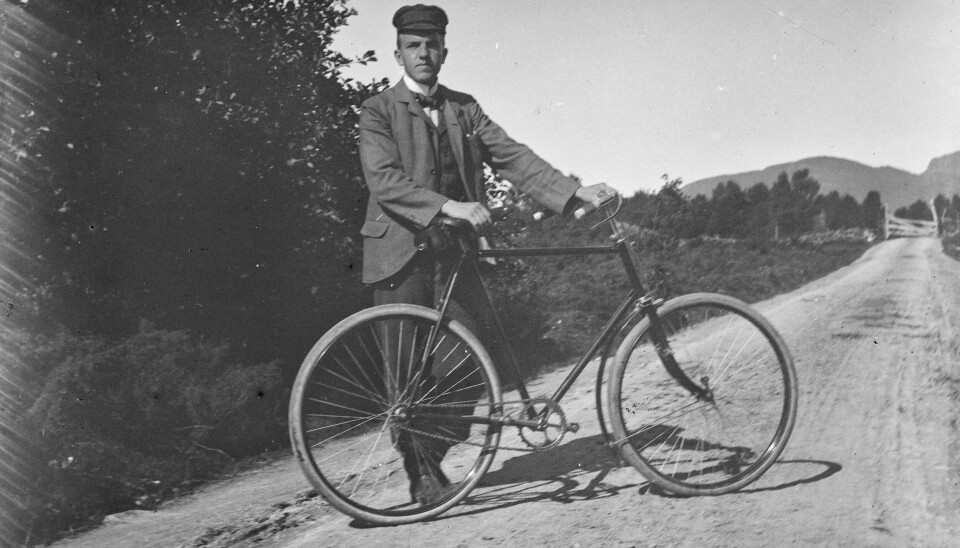 På sykkeltur langs Hardangervegen (1897-1900).