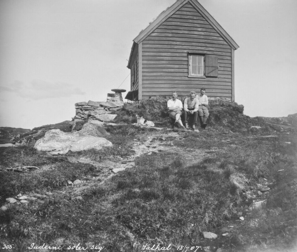«Guderne soler sig» ved hytten Valhall på Byfjellet ved Bergen i 1907. En norsk yndlingsbeskjeftigelse er født – kos i solveggen (https://marcus.uib.no/instance/photograph/ubb-go-b-0304).