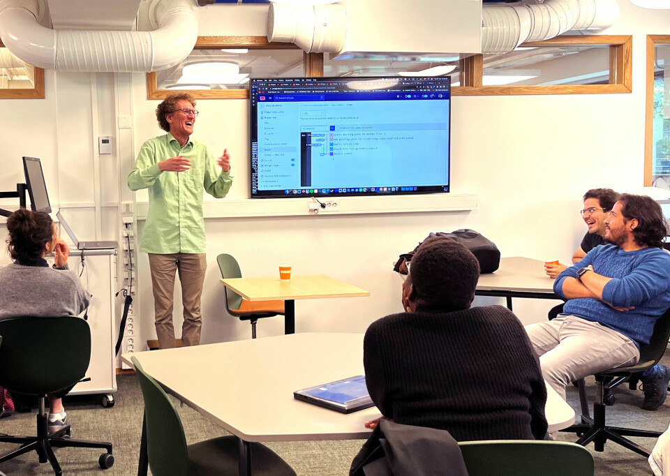 David Grellscheid underviser stipendiater og yngre forskere i programmering i lokalene til Bibliotek for humaniora.