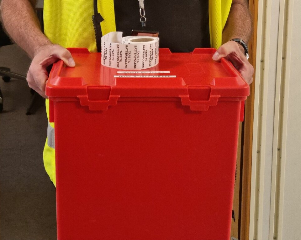 Brukte batterier skal teipes og kastes i egen rød boks for batterier. Hver enhet på UiB skal ha en slik boks tilgjengelig i sine lokaler.