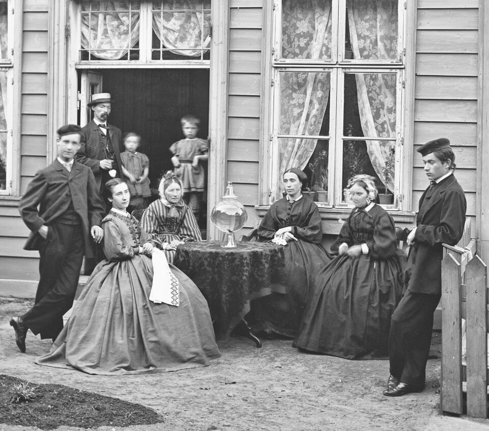Familieportrett i Bergen med gullfiskbollen fremhevet som et klenodium. Familieportrett i Bergen med gullfiskbollen fremhevet som et klenodium. Knud Knudsen, Billedsamlingen, UBB.