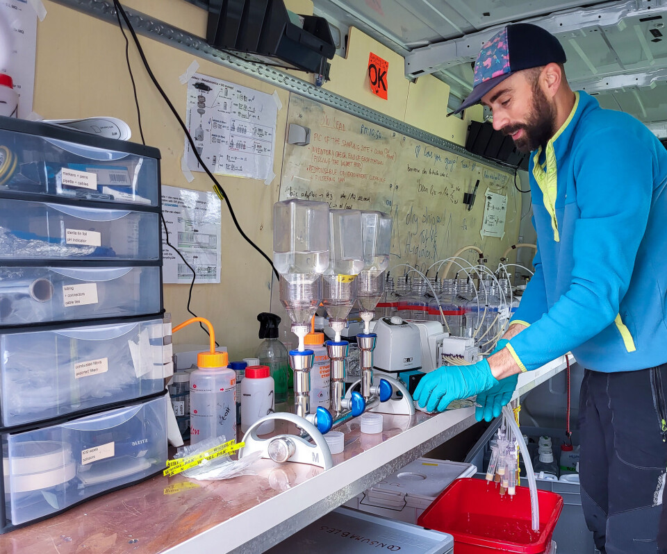 Hugo Berthelot, forsker ved IFREMER og TREC Shallow Water Sampling Coordinator, filtrerer vannprøver i EMBLs mobile laboratorium i Gradalsviken i Bergen.