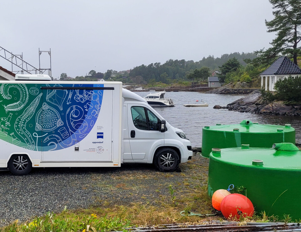 Et mobilt EMBL-laboratorium er parkert foran Espegrend biologiske feltstasjon.